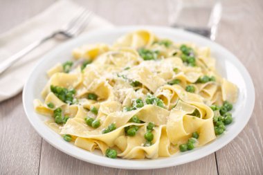Tagliatelle mantarlı krem ve bezelye
