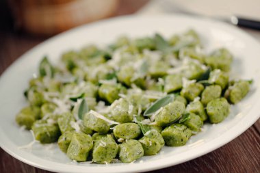 Patates gnocchi adaçayı yağı ile