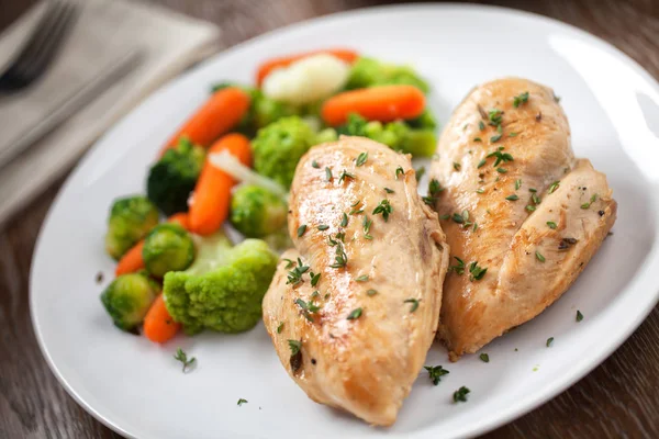 Pechuga de pollo a la parrilla con verduras mixtas — Foto de Stock