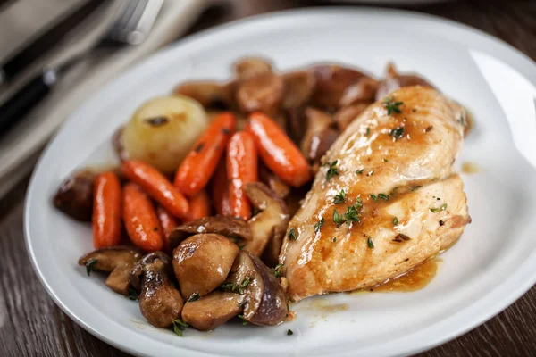 Grilled chicken breast with mushrooms and carrots — ストック写真