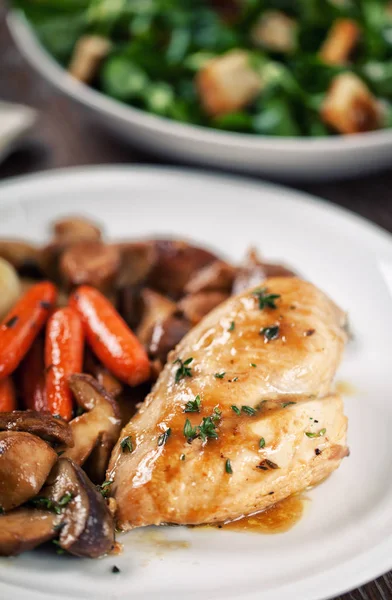 Petto di pollo alla griglia con funghi e carote — Foto Stock