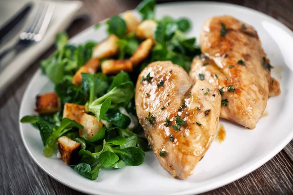 Peito de frango grelhado com salada — Fotografia de Stock