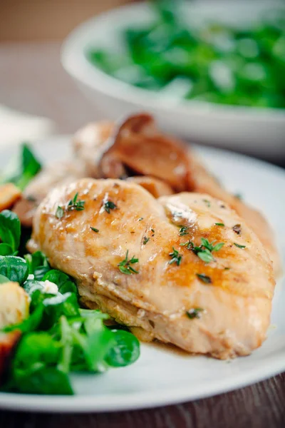 Gegrilde kipfilet met salade — Stockfoto