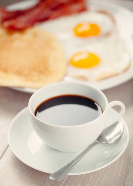 Coffe com panquecas, bacon e ovos — Fotografia de Stock