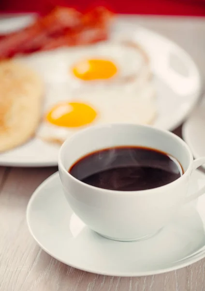 Kawa z naleśnikami, bekonem i jajkami — Zdjęcie stockowe