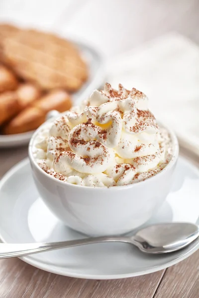 Krem şantili sıcak çikolata