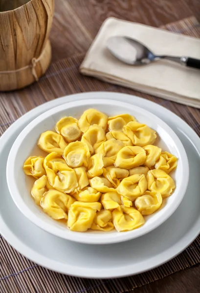 Tortellini i bouillon — Stockfoto