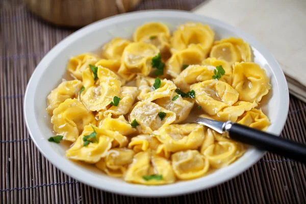 Tortellini v bujónu — Stock fotografie