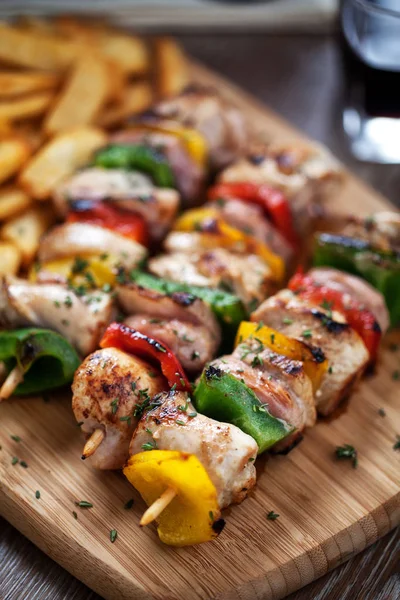 Frango espetado com batatas — Fotografia de Stock