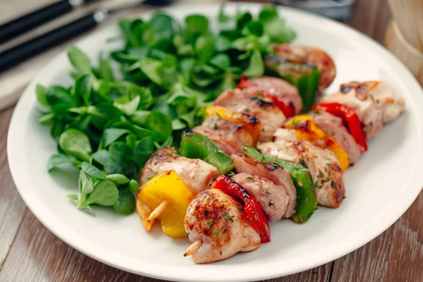 Chicken Skewered with Salad — Stock Photo, Image