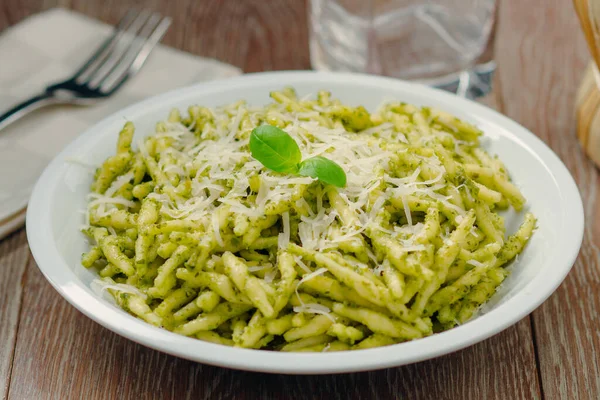 Massa com molho de pesto — Fotografia de Stock