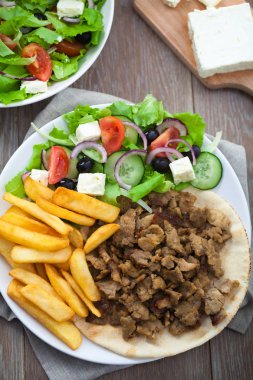 Kızartma ve Salatalı Yunan jiroskopu