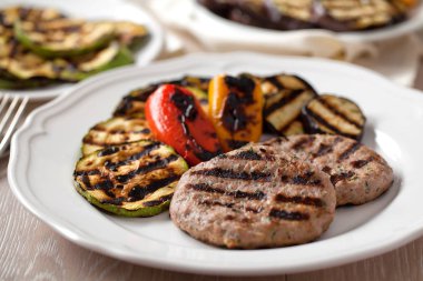 Karışık ızgara sebzeli hamburger