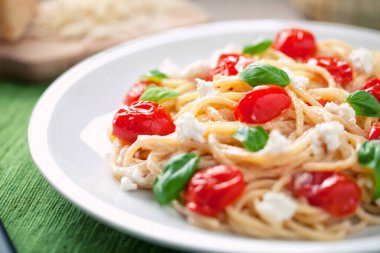 Spagetti domates ve ricotta ile