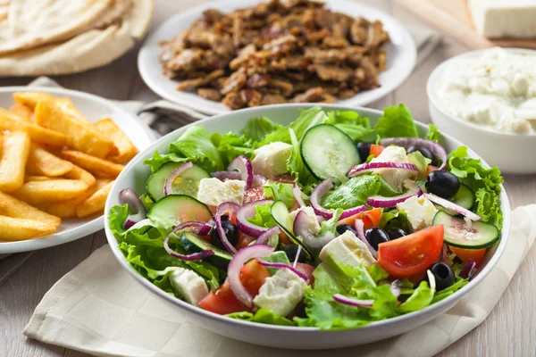 Salada grega com Gyros e batatas fritas — Fotografia de Stock