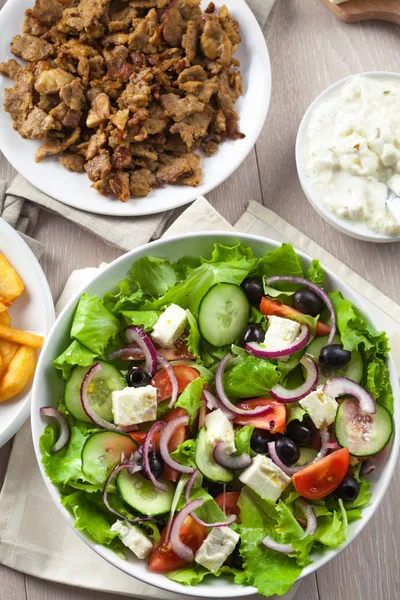 Jiroskoplu Yunan salatası ve patates kızartması — Stok fotoğraf