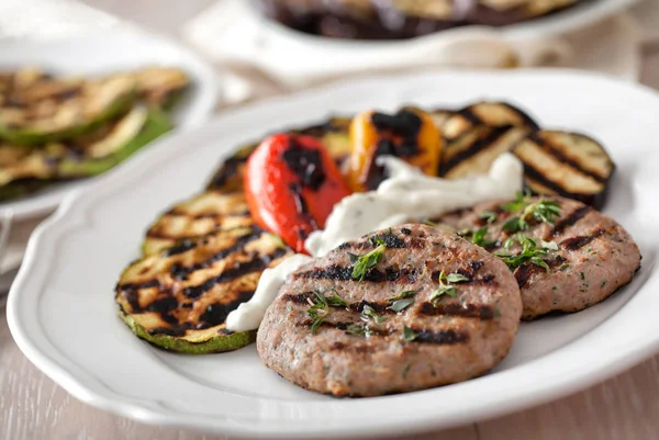 Hamburger with grilled mixed vegetables — Stock Photo, Image