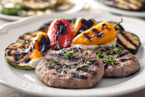 Hamburger with grilled mixed vegetables — Stock Photo, Image