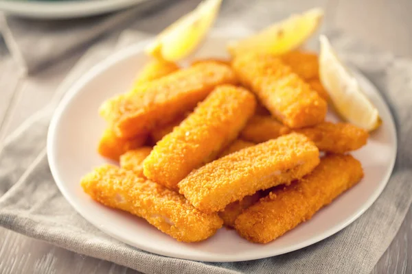 Bâtonnets de poisson avec salade — Photo