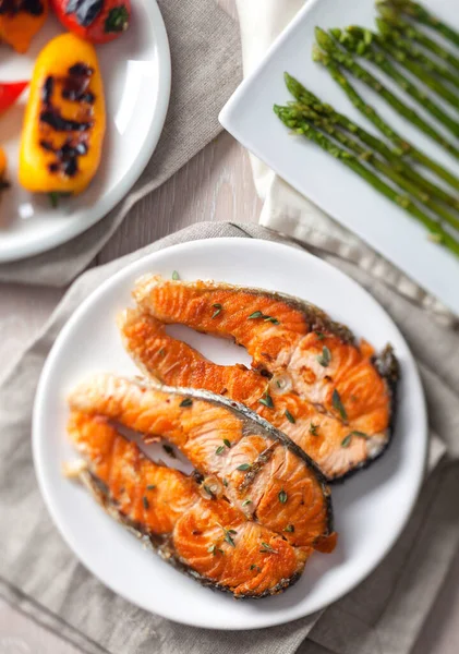 Filete Salmón Con Verduras Mixtas — Foto de Stock