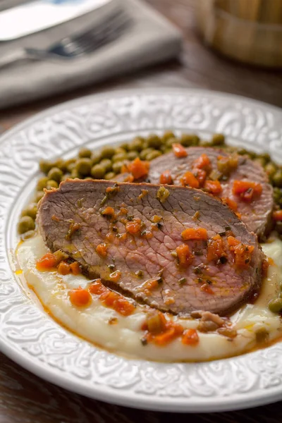 Carne asada con puré de papas y guisantes — Foto de Stock