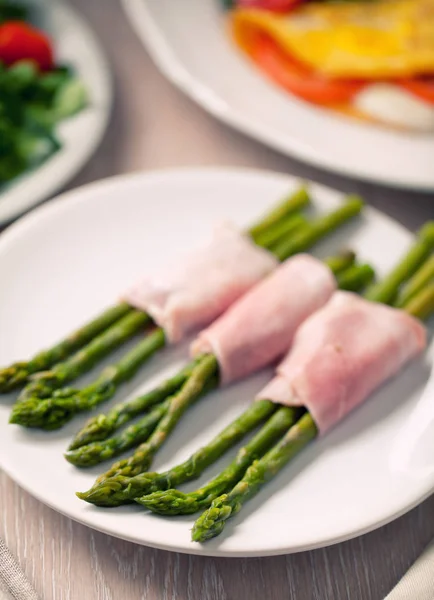 Ham rolls with asparagus — Stock Photo, Image