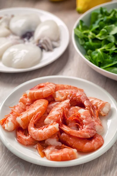Raw shrimp and cuttlefish — Stok fotoğraf