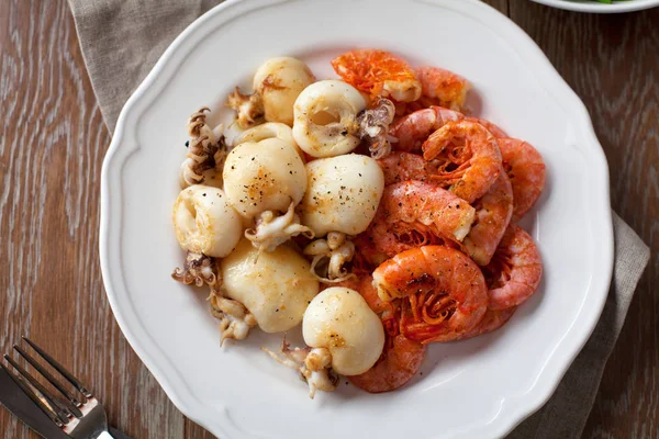 Creveți la grătar și cuttlefish — Fotografie, imagine de stoc