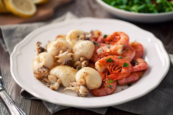 Gegrillte Garnelen und Tintenfische — Stockfoto