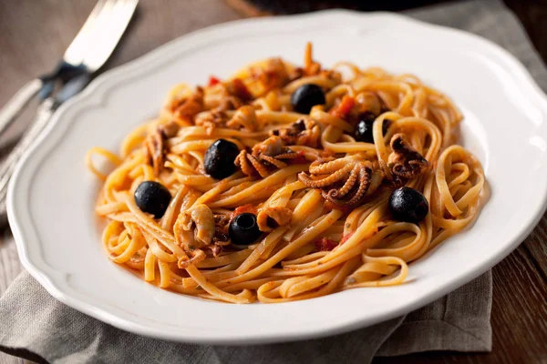 Pasta med bläckfisk och oliver — Stockfoto