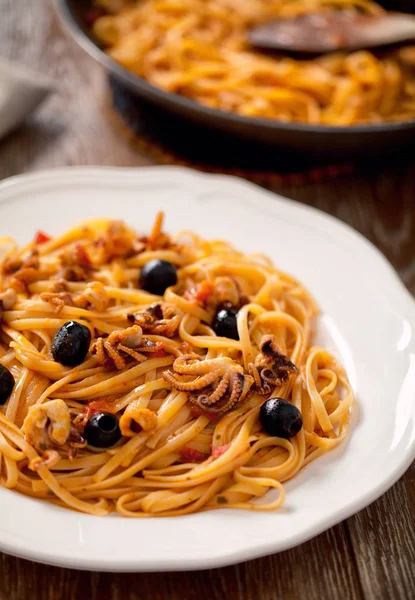 Pasta med bläckfisk och oliver — Stockfoto