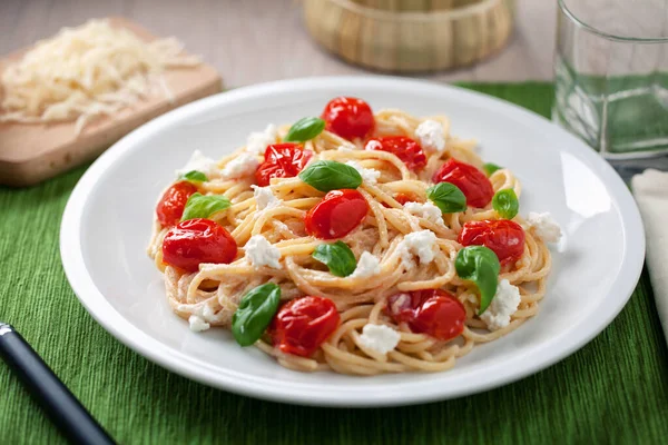 Spaghetti with cherry tomatoes and ricotta — Stock Photo, Image