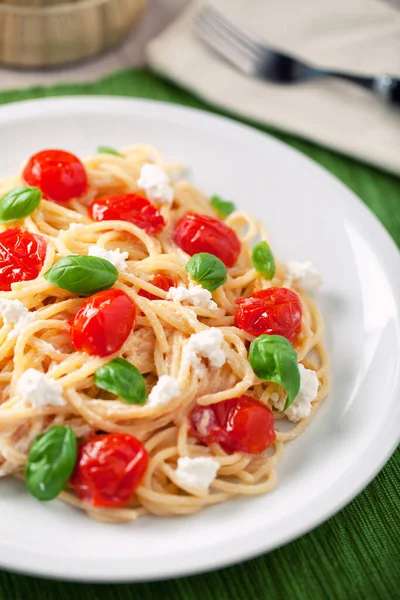 Espaguetis con tomates cherry y ricotta —  Fotos de Stock