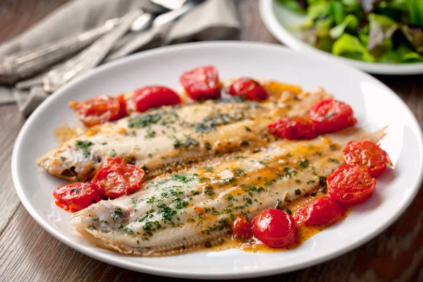 Seezunge mit Kirschtomaten — Stockfoto