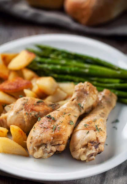 Жареная курица с картошкой и спаржей — стоковое фото