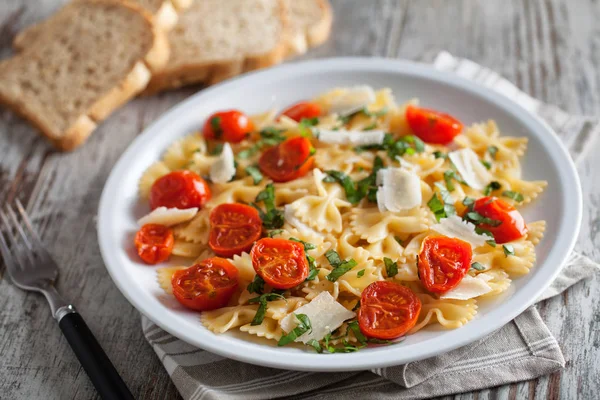 Pasta con tomates frescos y albahaca —  Fotos de Stock