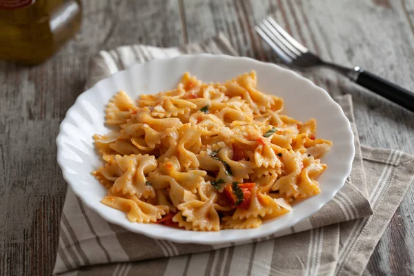 Pasta med färska tomater och basilika — Stockfoto