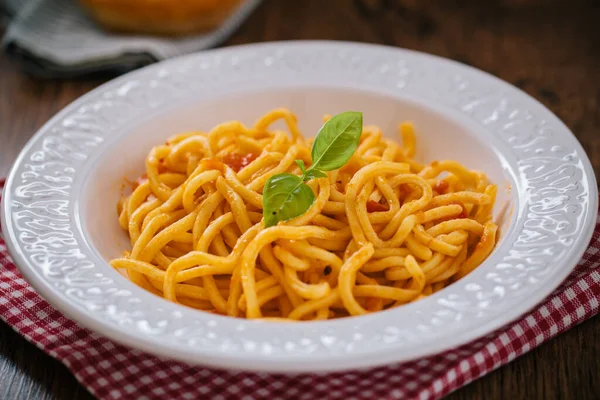 Spaghetti med tomatsås, oliver och mozzarella — Stockfoto