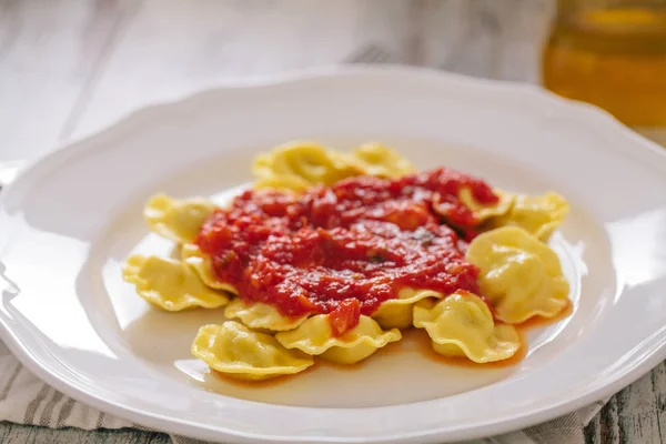 Ravioli s rajčatovou omáčkou — Stock fotografie