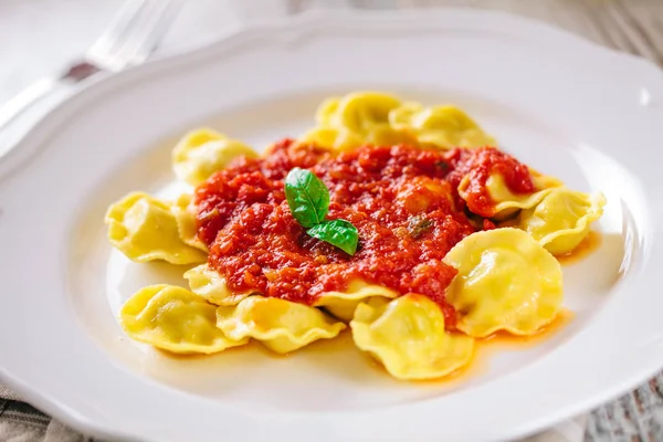 Ravioli s rajčatovou omáčkou — Stock fotografie