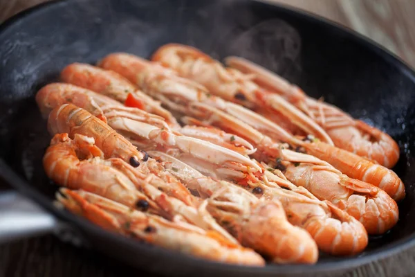 Scampi gekookt in een pan — Stockfoto