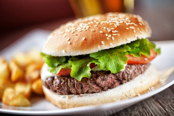 Frischer Hamburger mit Bier — Stockfoto