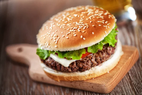 Frischer Hamburger — Stockfoto