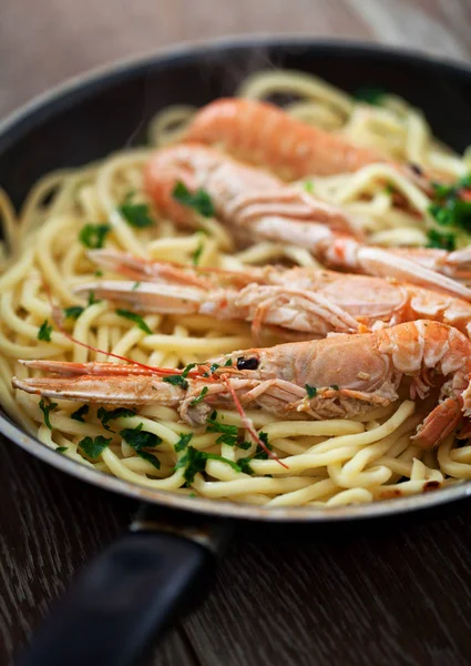 Tagliatelle com camarão e abobrinha — Fotografia de Stock