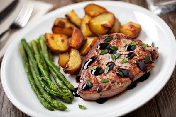 Filé de carne bovina com batatas e espargos — Fotografia de Stock