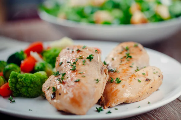 Pechuga de pollo a la parrilla con verduras mixtas — Foto de Stock