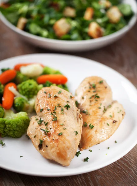 Grilled chicken breast with mixed vegetables — Stock Photo, Image