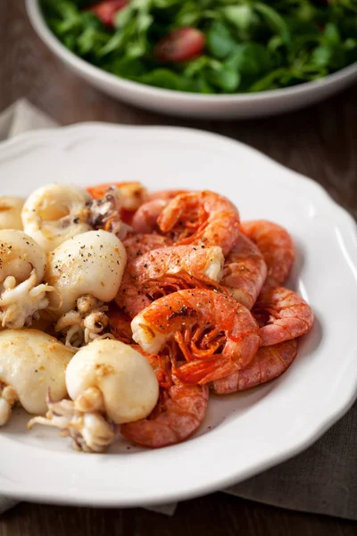 Gegrillte Garnelen und Tintenfische — Stockfoto