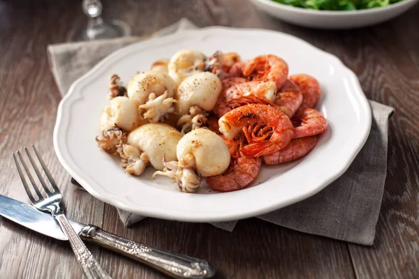 Grillade räkor och bläckfisk — Stockfoto