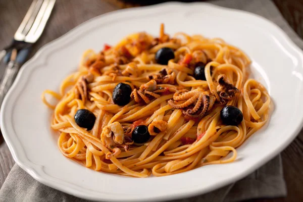 Pasta med bläckfisk och oliver — Stockfoto